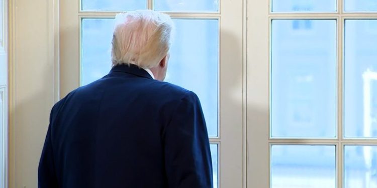 Trump pauses oil exec summit to peek at White House ballroom’s progress