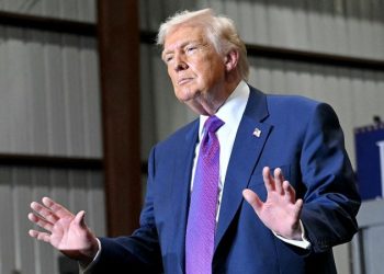 Trump announces 10% global tariff, criticizes Supreme Court justices